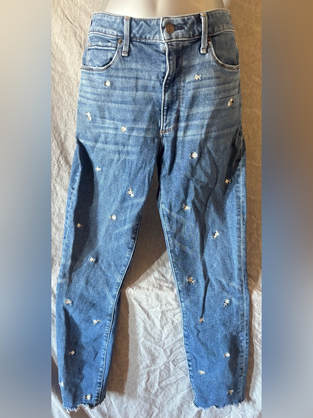 Abercrombie & Fitch Blue Skinny Jeans with White Floral Embroidery size 2